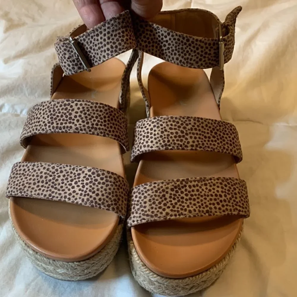 Universal Thread, shallow wedges, size 6. Uppers show no signs of wear